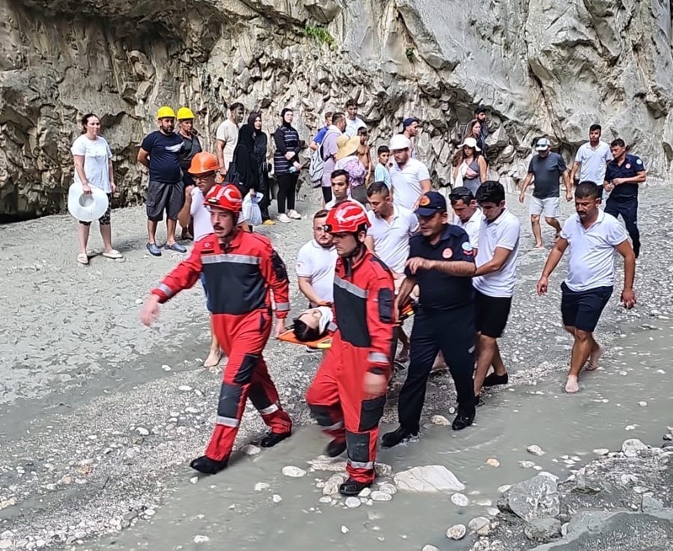 Saklıkent Kanyonu'nu gezerken kafalarına kaya parçası düştü - 1