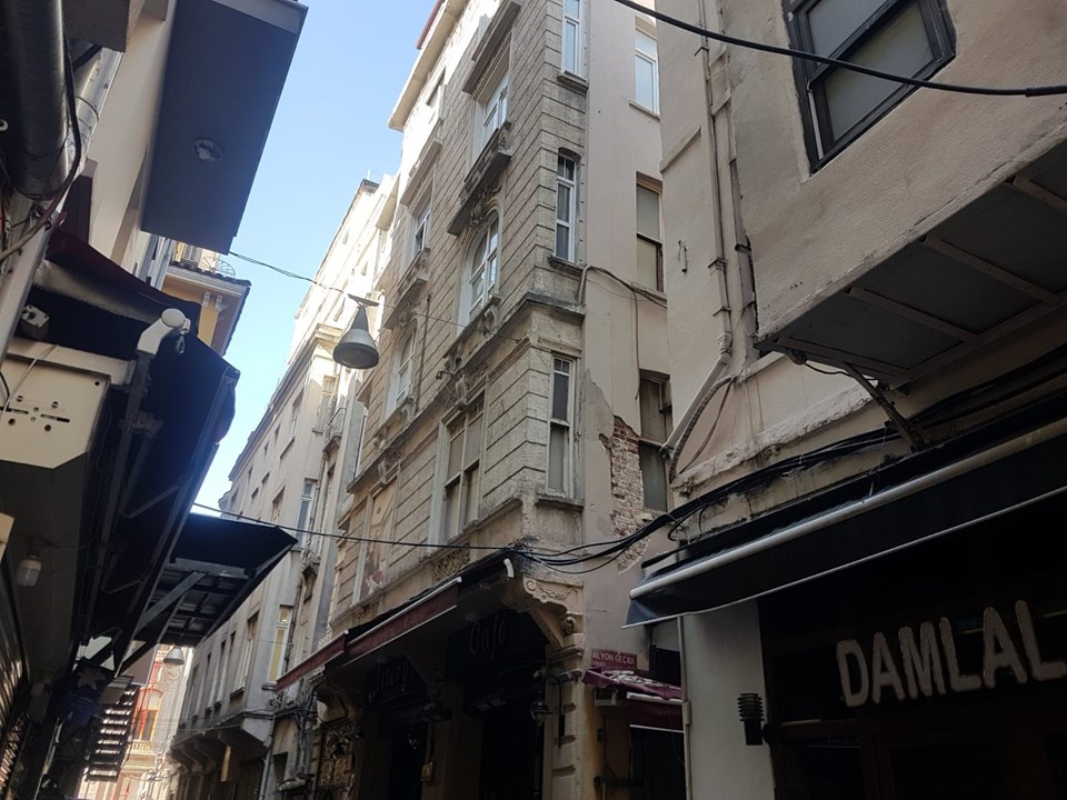 İstanbul Beyoğlu'da binada çökme riski: Sokak kapatıldı - 1
