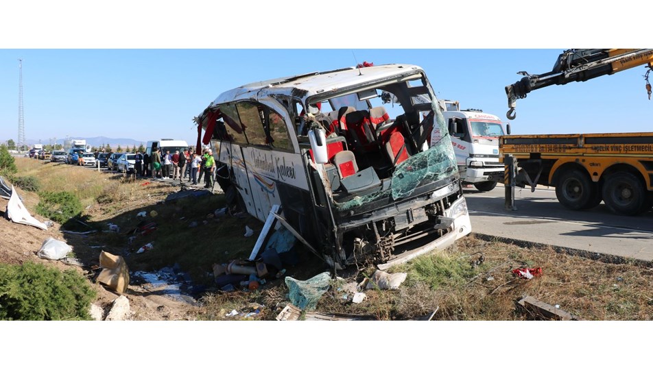 Afyonkarahisar Da Yolcu Otobusu Devrildi 1 Olu 40 Yarali Ntv