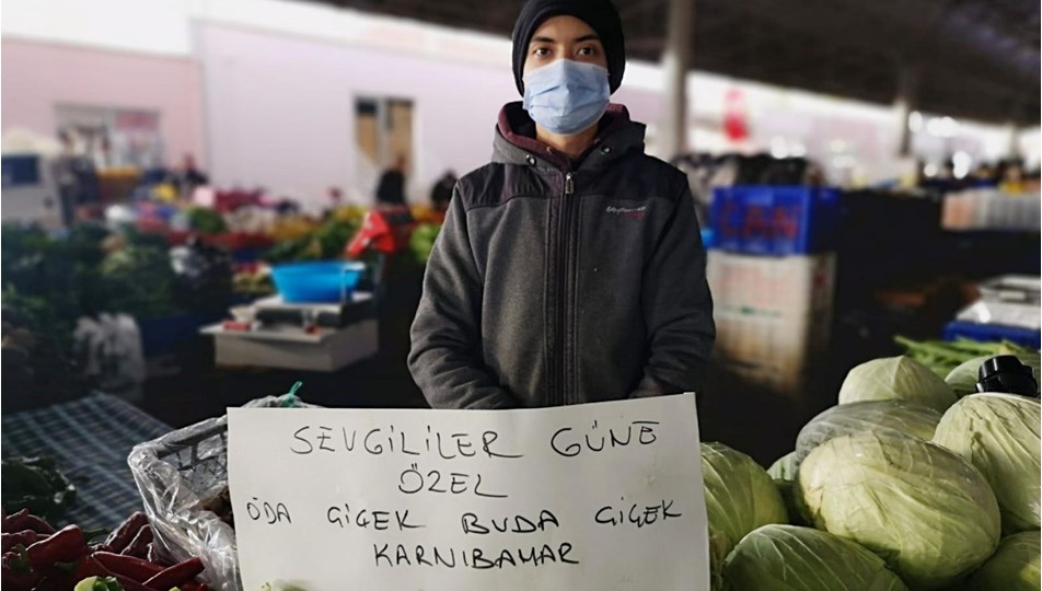 Sevgililer Günü'nde "O da çiçek, bu da çiçek" diyerek, karnabaharda indirim yaptı