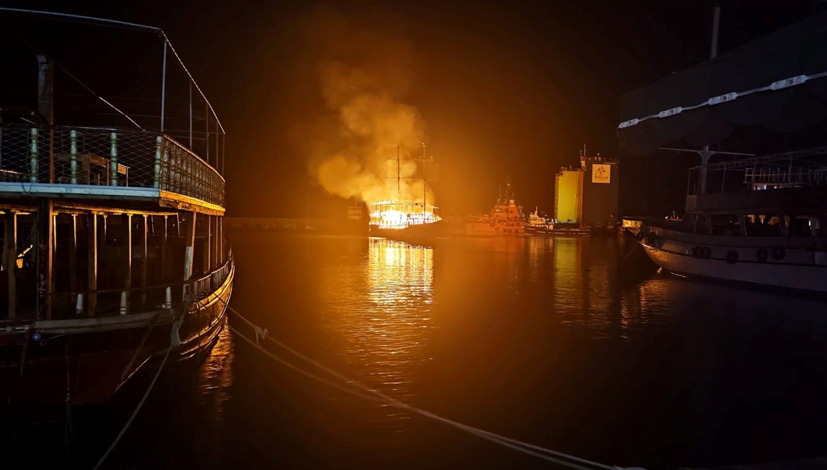 Mersin’de 26 metrelik yatta yangın