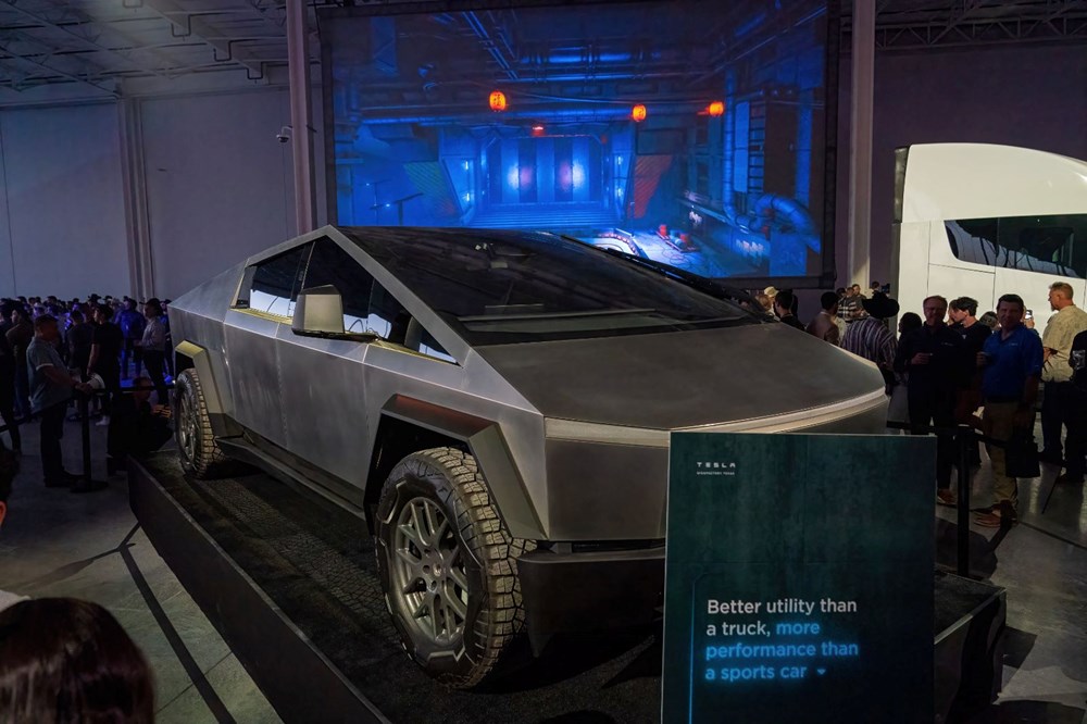 Elon Musk'ın merakla beklenen  Cybertruck adlı aracından ilk görüntüler sızdı: Sosyal medya ikiye bölündü - 4