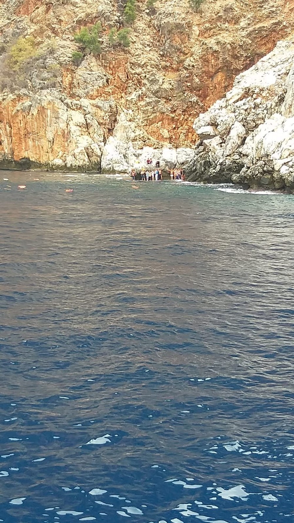 Antalya'da tur teknesi battı: 1 ölü - 8
