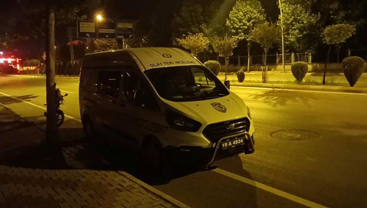 Caddede yürüyen kadına bıçaklı saldırı Caddede yürüyen kadına bıçaklı saldırı