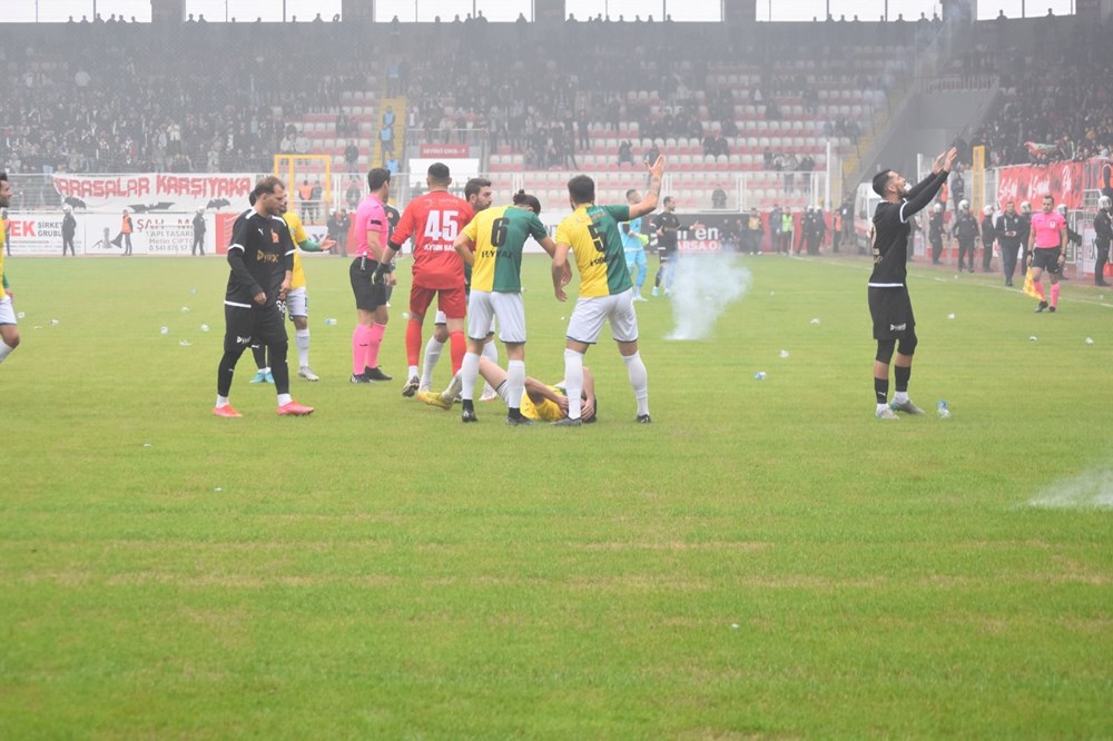 Batman Petrolspor-Şanlıurfaspor maçı saha olayları nedeniyle tatil edildi - 4