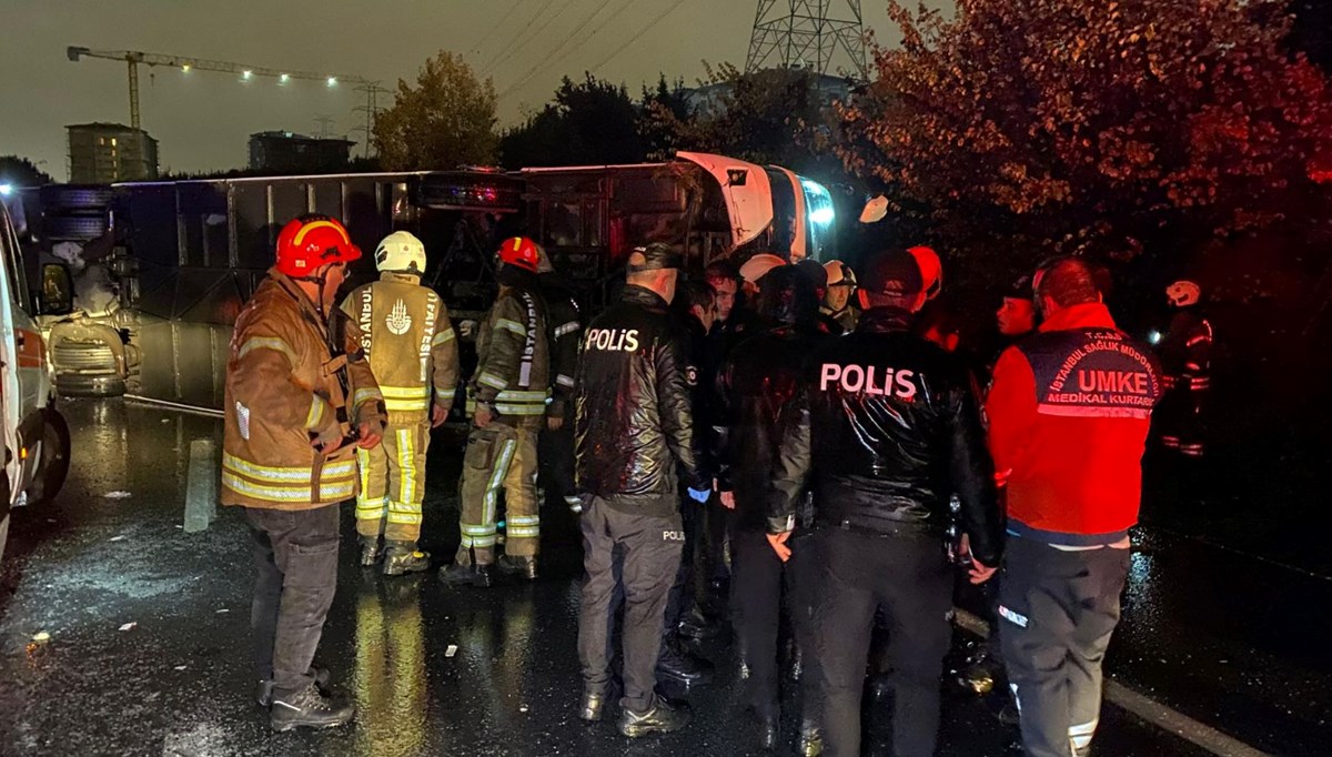 Bayrampaşa'da yolcu otobüsü devrildi: İki kişi öldü, 15 kişi yaralandı Bayrampaşa'da yolcu otobüsü devrildi: İki kişi öldü, 15 kişi yaralandı
