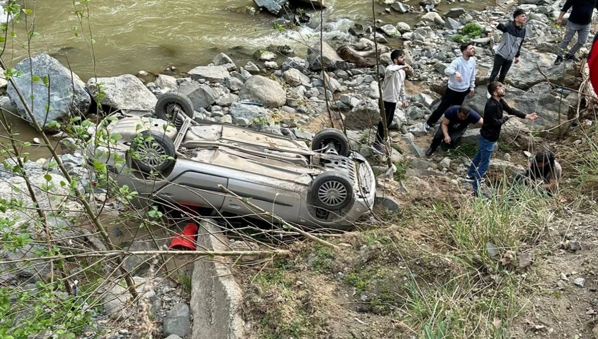 Artvin'de dere yatağına devrilen otomobilin sürücüsü yaralandı