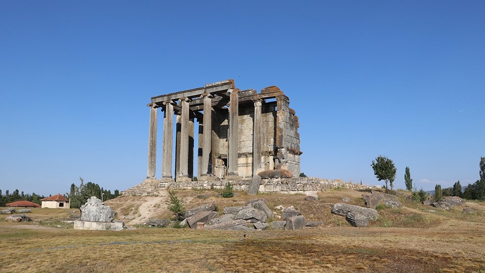 Aizanoi kazılarında anıt mezar bulundu - 1