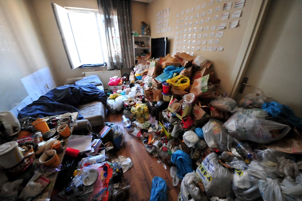 Boşaltılmak istenen çöp evde 1 yıldır odaya kilitli çocuk baygın bulundu - 11