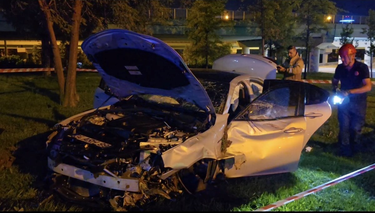 Üsküdar'da otomobil ağaca çarptı: 3 yaralı Üsküdar'da otomobil ağaca çarptı: 3 yaralı
