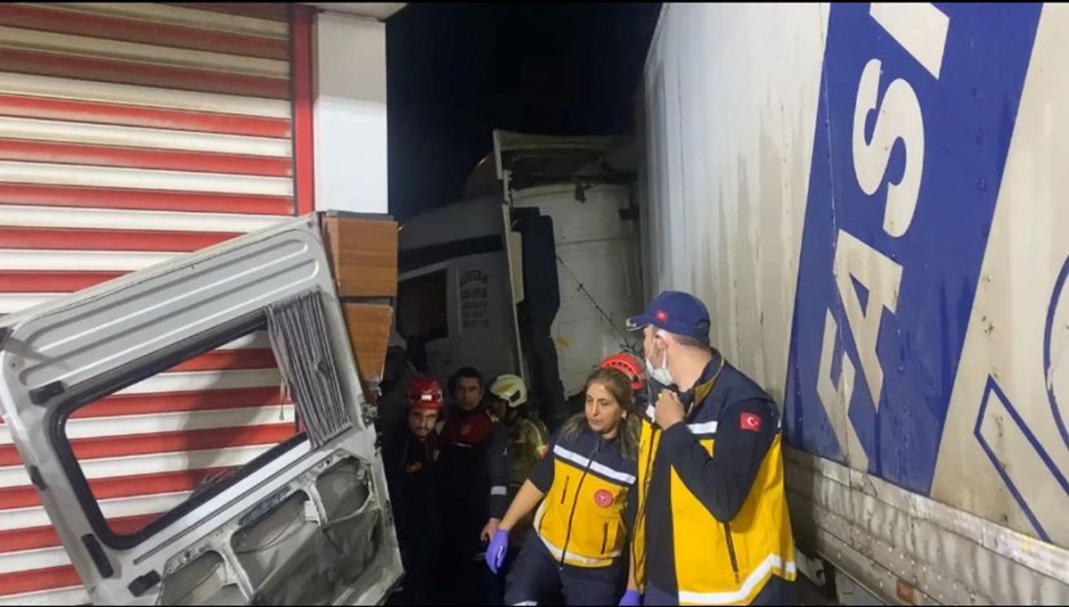 İzmir'de feci kaza | TIR, minibüse çarptı: 3 ölü, 11 yaralı İzmir'de feci kaza | TIR, minibüse çarptı: 3 ölü, 11 yaralı