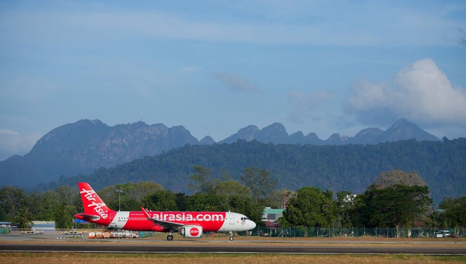 Havada kriz: Yolcu uçağın kapısını açmaya çalıştı, görevliyi darp etti