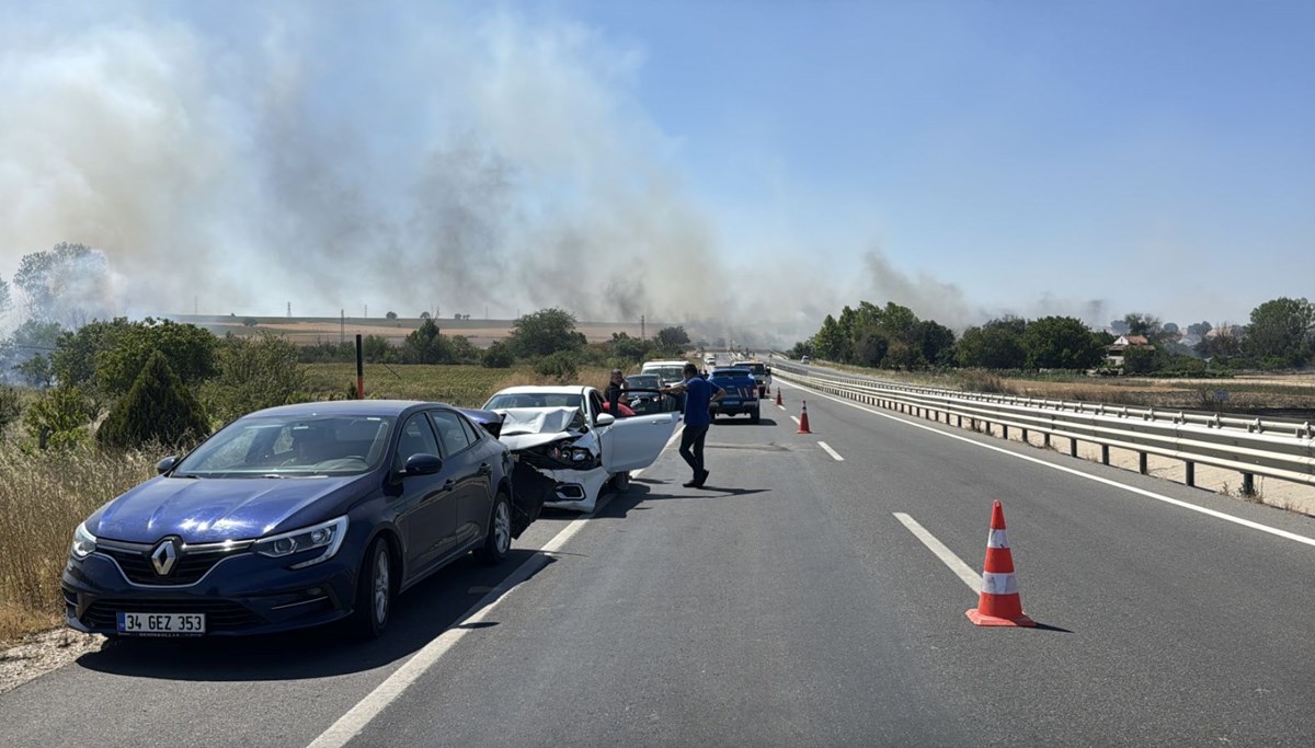 Yangın büyüdü; dumanlar yolu sardı, beş araç birbirine girdi