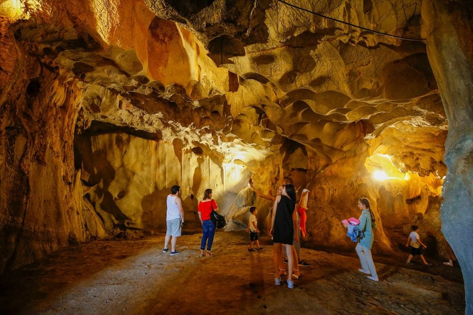 antalya, karain mağarası, ilk insan neandertal kalıntıları, karain mağarası nerede