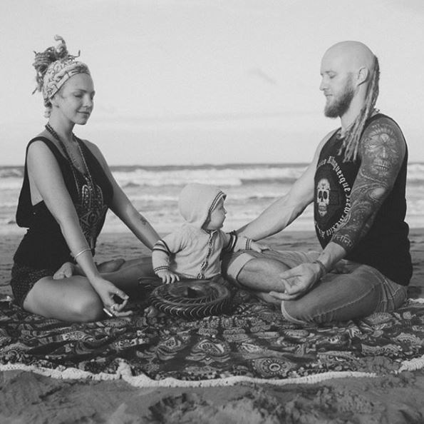 katya nova, rob nova, nurturingnova, dünyayı gezen gezginler, dünya gezginleri, alternatif yaşam, hippi aile, hippi çift, hippi yaşam tarzı