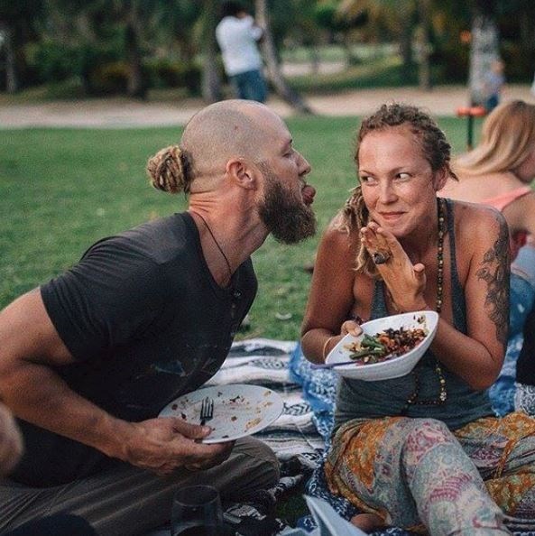 katya nova, rob nova, nurturingnova, dünyayı gezen gezginler, dünya gezginleri, alternatif yaşam, hippi aile, hippi çift, hippi yaşam tarzı