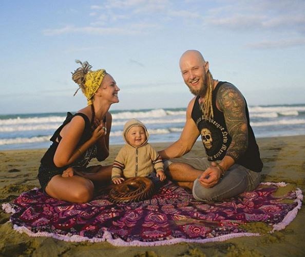 katya nova, rob nova, nurturingnova, dünyayı gezen gezginler, dünya gezginleri, alternatif yaşam, hippi aile, hippi çift, hippi yaşam tarzı