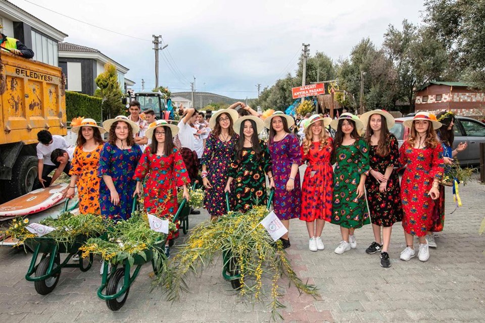 festivalin-ilk-gunu-alacati-bitkileri-ta...3104153913