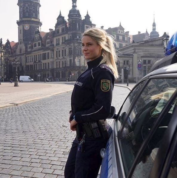 adrienne koleszar, fenomen polis memuru, dresden, alman polis memuru, instagram fenomenleri, sosyal medya fenomeni, dünya turu