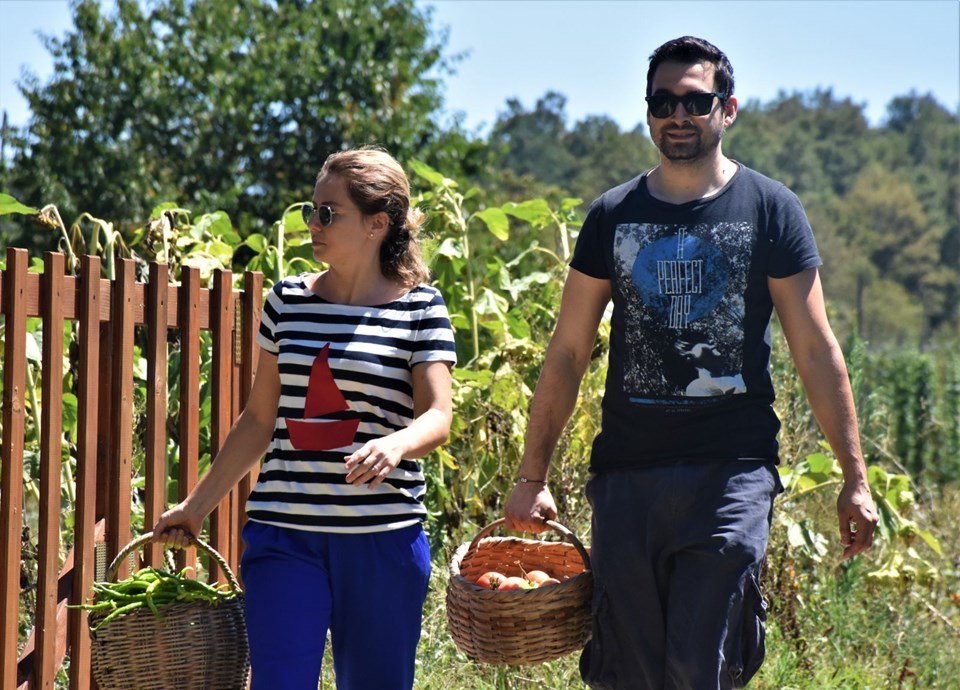 KUŞ VE HOROZ SESİ İLE UYANIYORLAR