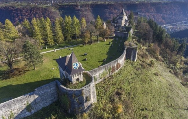 Osmanlı kalesi Ostrozac, Isabella von Berks, Bosna Hersek, şato, romantik şatolar