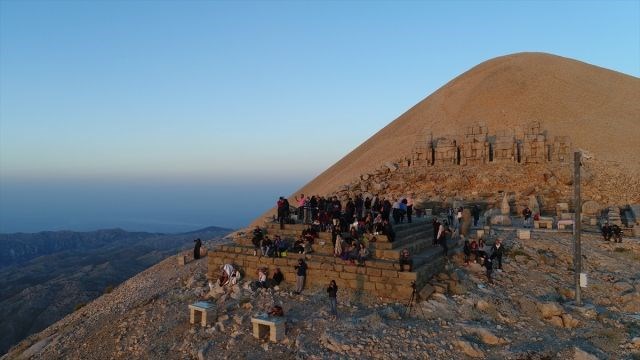 nemrut dağı, nemrut heykelleri, nemrut heykelleri nerede, nemrut dağı milli parkı, güneşin doğuşunun ve batışının en güzel olduğu yerler, adıyaman gezilecek yerler, seyahat, gezi, tatil