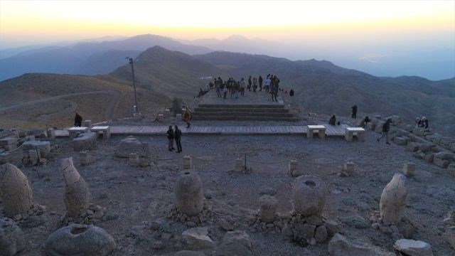 nemrut dağı, nemrut heykelleri, nemrut heykelleri nerede, nemrut dağı milli parkı, güneşin doğuşunun ve batışının en güzel olduğu yerler, adıyaman gezilecek yerler, seyahat, gezi, tatil