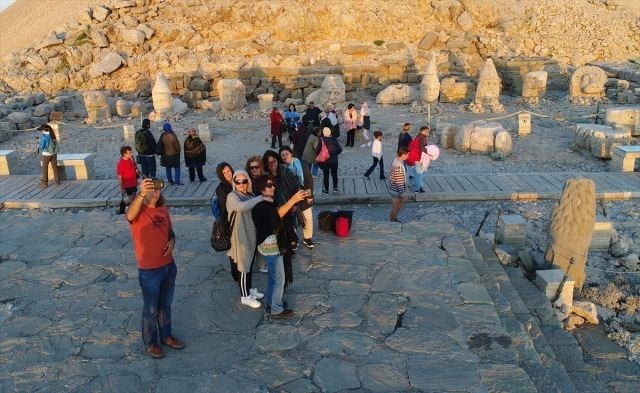 nemrut dağı, nemrut heykelleri, nemrut heykelleri nerede, nemrut dağı milli parkı, güneşin doğuşunun ve batışının en güzel olduğu yerler, adıyaman gezilecek yerler, seyahat, gezi, tatil