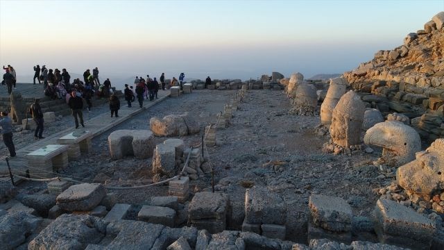 nemrut dağı, nemrut heykelleri, nemrut heykelleri nerede, nemrut dağı milli parkı, güneşin doğuşunun ve batışının en güzel olduğu yerler, adıyaman gezilecek yerler, seyahat, gezi, tatil