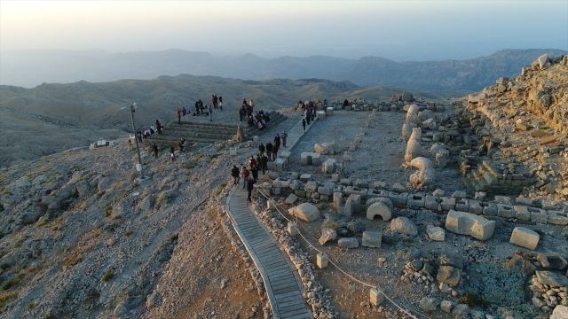 nemrut dağı, nemrut heykelleri, nemrut heykelleri nerede, nemrut dağı milli parkı, güneşin doğuşunun ve batışının en güzel olduğu yerler, adıyaman gezilecek yerler, seyahat, gezi, tatil