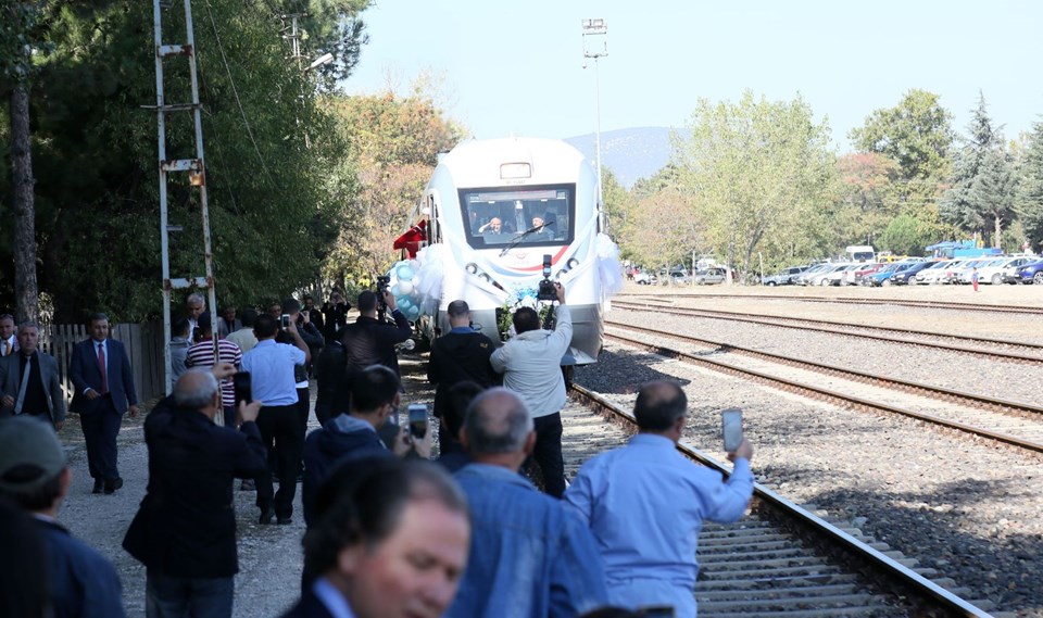 göller ekspresi, ısparta-izmir treni, göller ekspresi fiyatı, göller ekspresi bilet ücreti, göller ekspresi durakları, göller ekspresi ulaşım süresi, göller ekspresi güzergahı