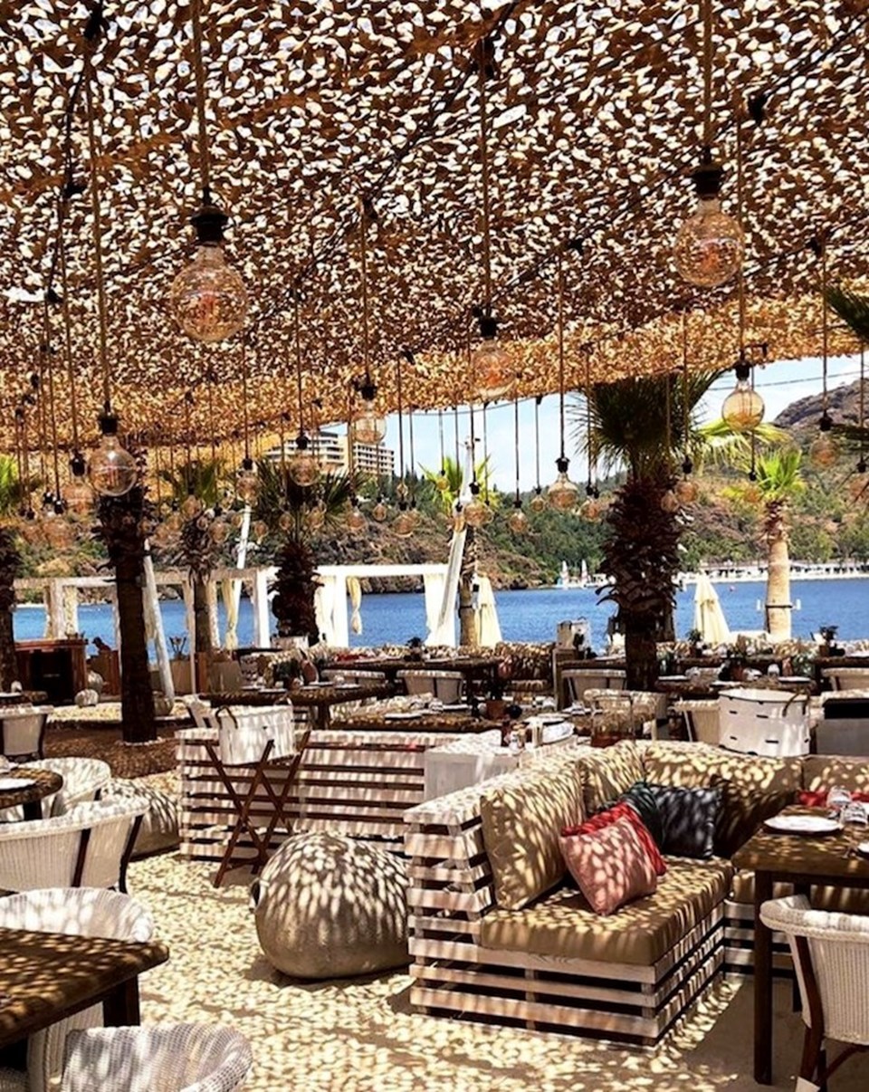 Mytha Hotel Anthology, Türkiye’den İtalya’ya, Hırvatistan’dan İspanya’ya kadar uluslararası niteliklere sahip her otelinde Akdeniz karakterini, değerlerini ve lezzetlerini, her bölgenin gelenek ve göreneklerine dayanarak benzersiz, yenilikçi ve özgün bir otelcilik anlayışı ile sunuyor. Mytha Hotel Anthology, eşsiz bir deneyim yaşamak isteyenlere heyecan verici ve olağanüstü duygusal bir yolculuk sunuyor. Michelin yıldızlı şeflerin hazırladığı yemekler, dünya çapında bilinen SPA merkezlerinde vücudu ve ruhu canlandırmak için sunulan özel hizmetler, sağlıklı yaşam uygulamaları ve dahası için Mytha Hotel Anthology misafirlerini bekliyor.