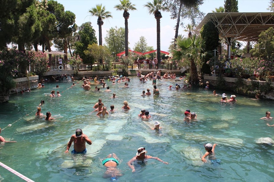 Pamukkale'deki 2500 yıllık Kleopatra Antik Havuzu'nda kaplıca keyfi - 1 ...