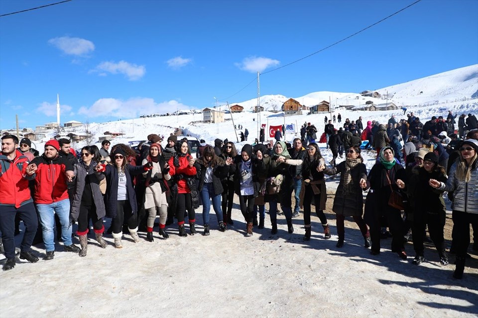 HORON OYNAYARAK KARIN TADINI ÇIKARDILAR