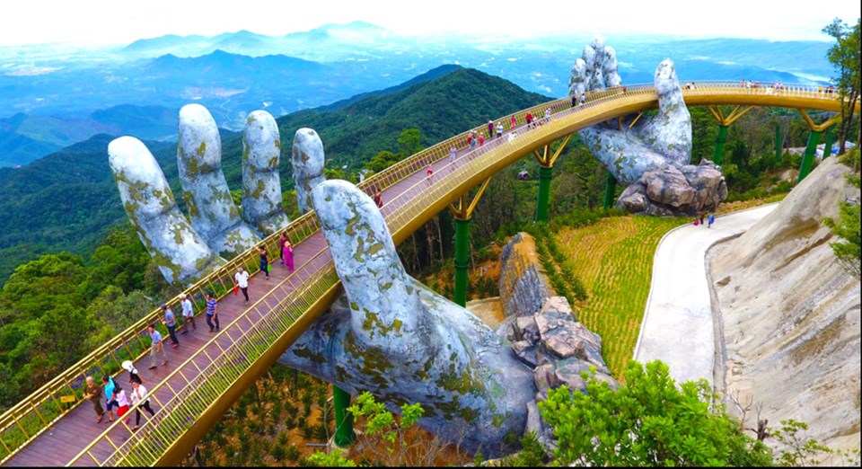 10- THE GOLDEN BRİDGE (VİETNAM)