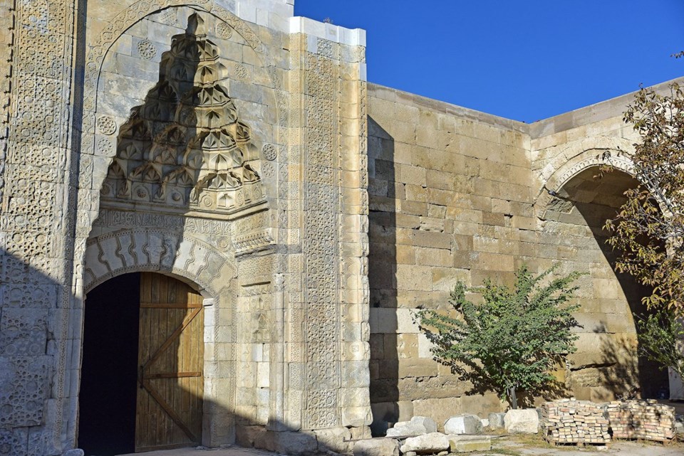 ribat-i mahi, kervansaray, türkiye'deki kervansaraylar, sultanhanı, alaaddin keykubat, anadolu kervansarayları