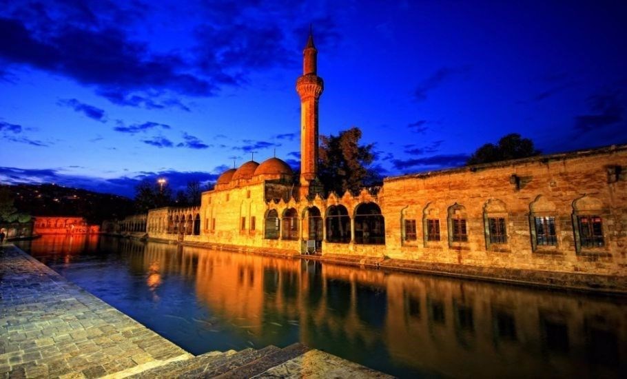 ŞANLIURFA'DA KUTSAL BALIKLARA YEM ATIN