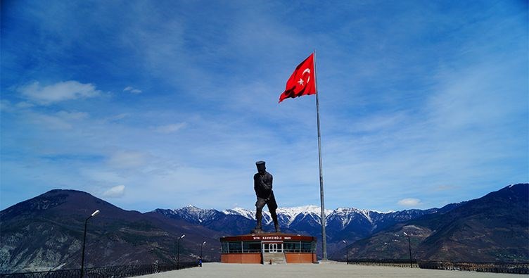 atatepe, türkiye'nin en büyük atatürk heykeli, mustafa kemal atatürk heykeli, artvin gezilecek yerler