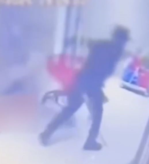 Binanın güvenlik kamerasına yansıyan görüntülerde ise A.R.’nin kapıya vurduğu ardından da bir kişiye kılıçla saldırdığı görüldü.