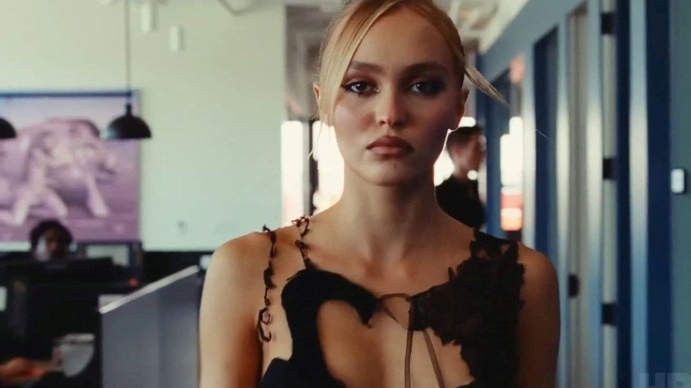 Johnny Depp müstehcen sahneleri nedeniyle eleştirilen kızı Lily-Rose'u savundu - 4