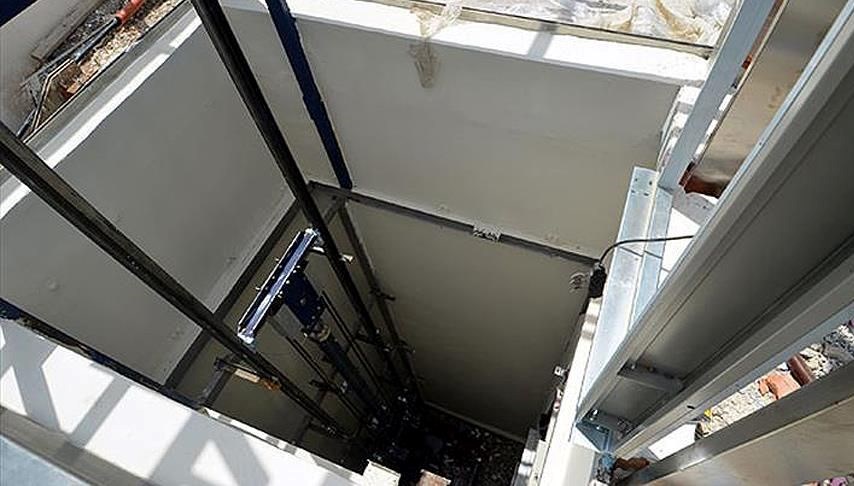Burdur'da üzerine asansör kasası düşen kişi öldü