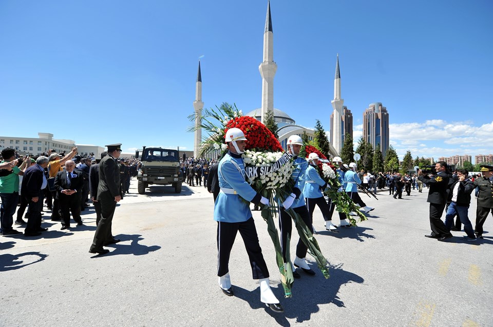 Kenan Evren için karargahta tören, camide protesto, sokakta davul-zurna - 5