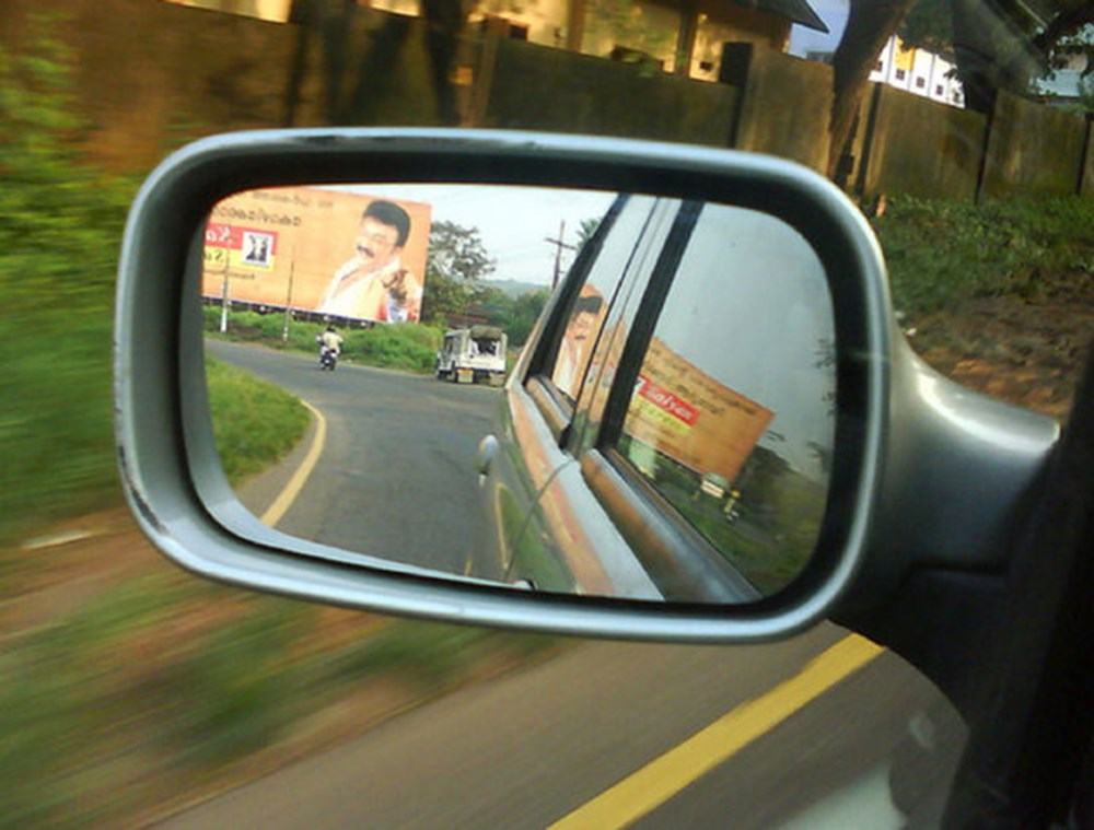 Ремонт зеркал автомобиля. Зеркало автомобиля. Боковое зеркало автомобиля. Вид в боковое зеркало машины.
