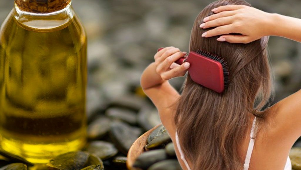 Saç köklerini vitamine boğan yöntem! Avuç avuç dökülen saçların yeniden çıkmasını sağlıyor! Birkaç damla sürmek yeterli