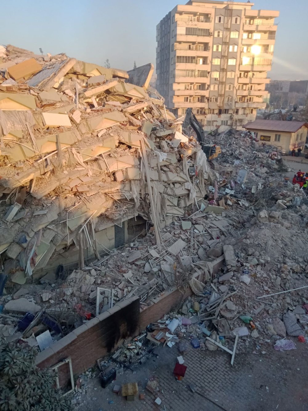 Ebrar Sitesi davasında yıkılan binanın apartman görevlisinden
çarpıcı itiraf: “Asansörün tabanından su çıkardı, motorla dışarı atardık” - 2