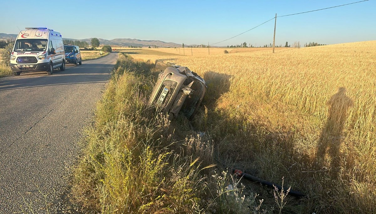 Şarampole devrilen otomobilden şans eseri yaralı kurtuldular Şarampole devrilen otomobilden şans eseri yaralı kurtuldular