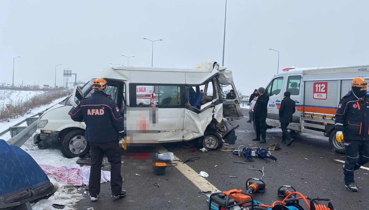 TIR, minibüse arkadan çarptı: 2'si çocuk, 3 ölü