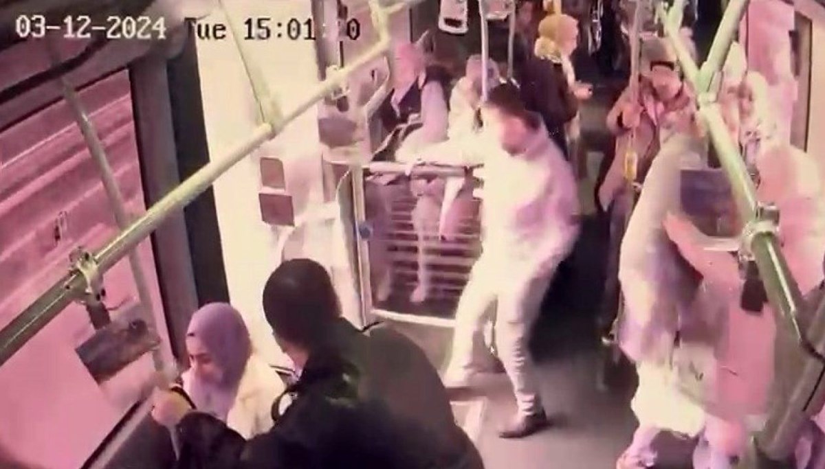 Rögar kapağı metrobüsün camını kırdı, yolcu yola düştü