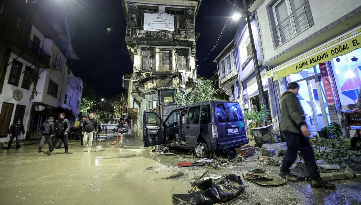 Bursa’da sağanak yağış sele dönüştü: Dereler taştı, yollar göle döndü