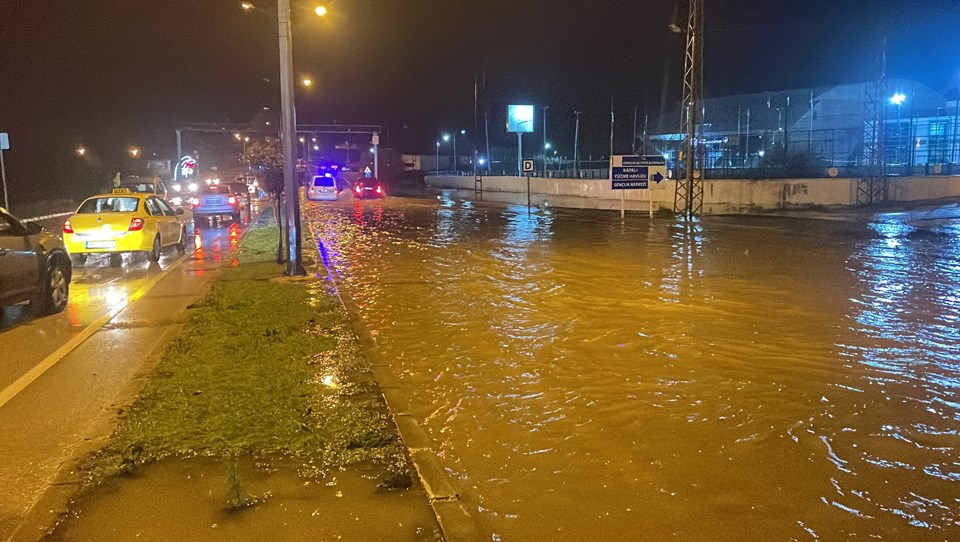 Kırklareli’de şiddetli yağış: Araçlar suya gömüldü - 1